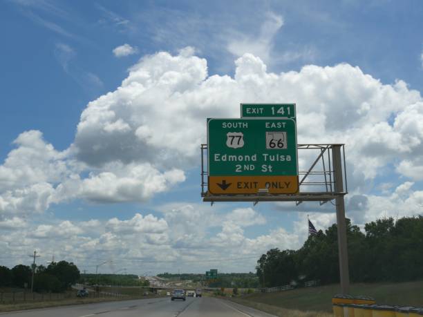 richtungsschild mit ausfahrten nach edmond und tulsa an einem schönen tag. - oklahoma sign road sign sky stock-fotos und bilder