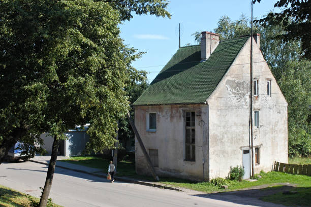 widok na stare niemieckie odrapane budynki w pravdinsk (przed friedland). - pravdinsk zdjęcia i obrazy z banku zdjęć