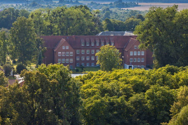 プラウディンスク(以前のフリードランド)の学校の歴史的建造物の空中写真。学校は新しい人々の専門学校として1939年に設立されました。 - pravdinsk ストックフォトと画像