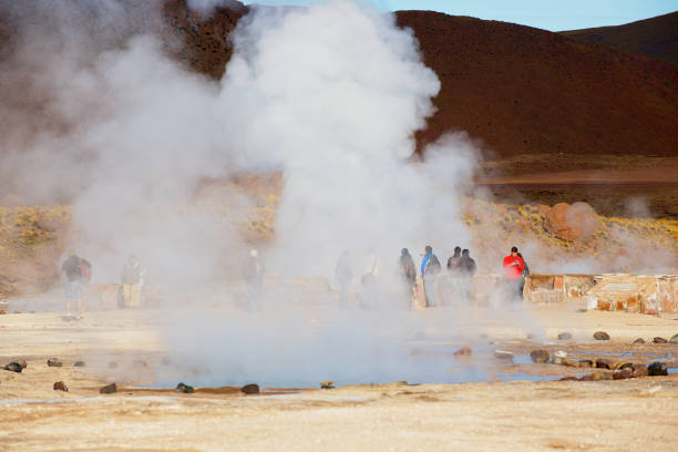 i turisti visitano el tatio geysers circa san pedro de atacama, in cile. - geyser nature south america scenics foto e immagini stock