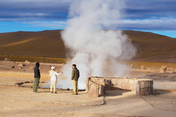 i turisti visitano el tatio geysers circa san pedro de atacama, in cile. - geyser nature south america scenics foto e immagini stock