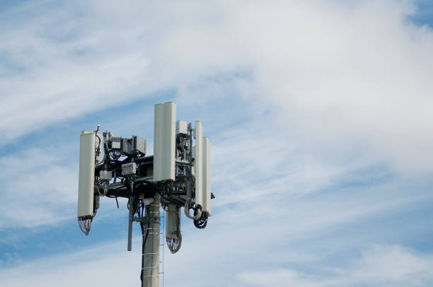 telecommunication antenna of 4g and 5g network - high frequencies imagens e fotografias de stock