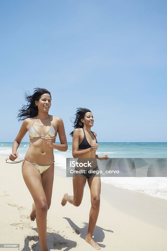 音楽姉妹ビキニのカリブ海のビーチの近く - 20代のロイヤリティフリーストックフォト