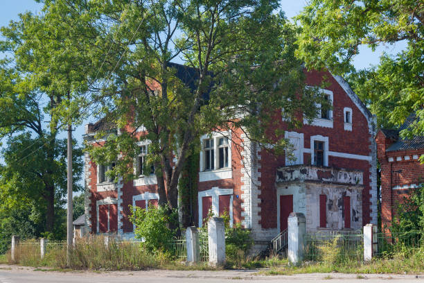 widok na stary niemiecki shabby budynku w pravdinsk (przed friedland). pravdinsk została założona w 1312 roku przez krzyżaków. - pravdinsk zdjęcia i obrazy z banku zdjęć