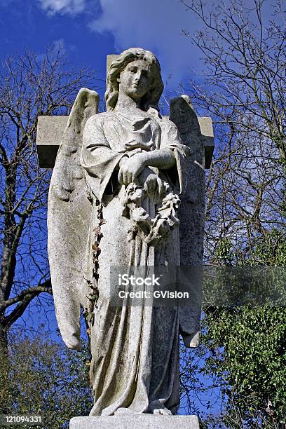 Foto de Angel E Cross e mais fotos de stock de Estátua - Estátua, Animal morto, Anjo