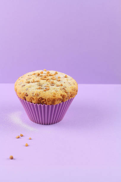 pastel de magdalenas con nueces - coffee muffin pastry blueberry muffin fotografías e imágenes de stock