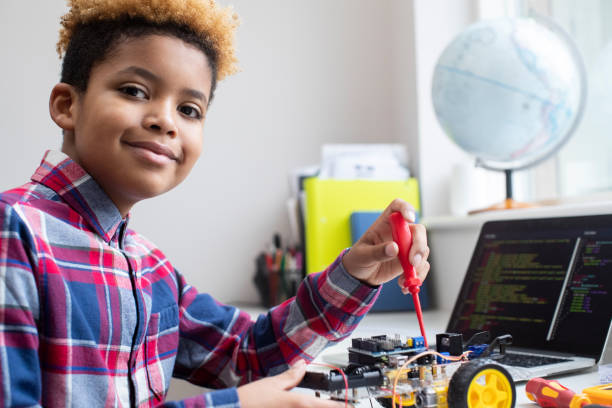 理科レッスンでの男性小学校生徒構築ロボットカーの肖像 - elementary school building ストックフォトと画像