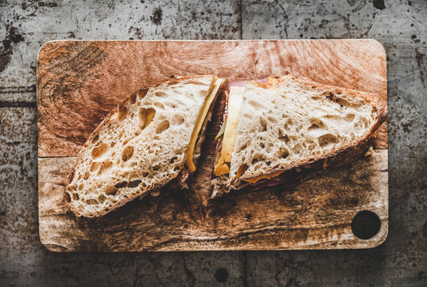 flat-lay di panino pastrami in pane a lievitazione naturale con formaggio - cheese loaf foto e immagini stock