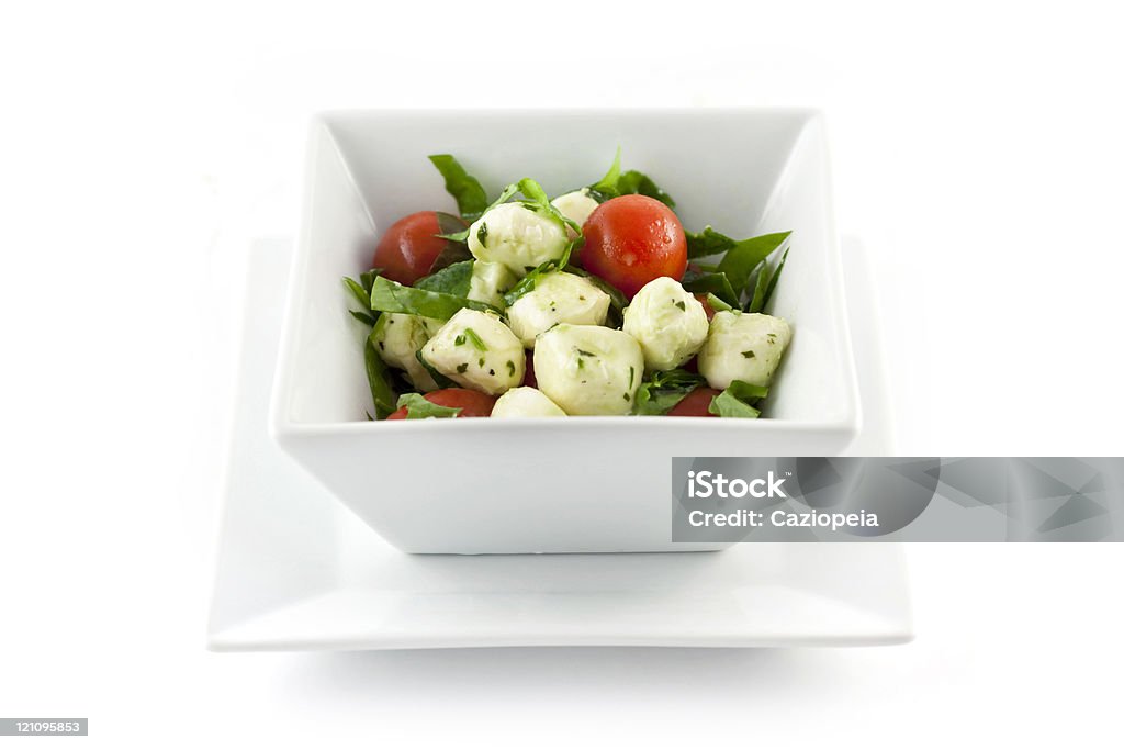 Mozzarella Insalata di pomodori e basilico - Foto stock royalty-free di Alimentazione sana