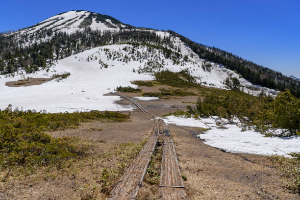 istock Mt.Hiuchigatake and Kumazawatashiro in the spring 1210962909