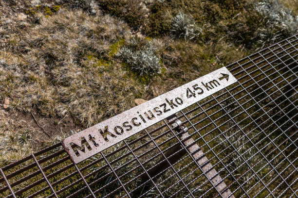 крупным планом общественных вывесок на ржавой стальной набережной, соединяющей вершину горы костюшко (2228 м над уровнем моря) с кресельный п - kosciuszko national park стоковые фото и изображения