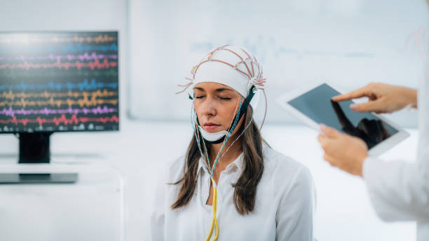 brainwave eeg o examen de electroencefalógrafo del cerebro en una clínica - electrode fotografías e imágenes de stock