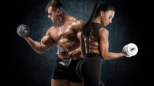 séance d’entraînement de couple sportive avec des haltères. homme et femme musculaires affichant des muscles - men muscular build body building sensuality photos et images de collection