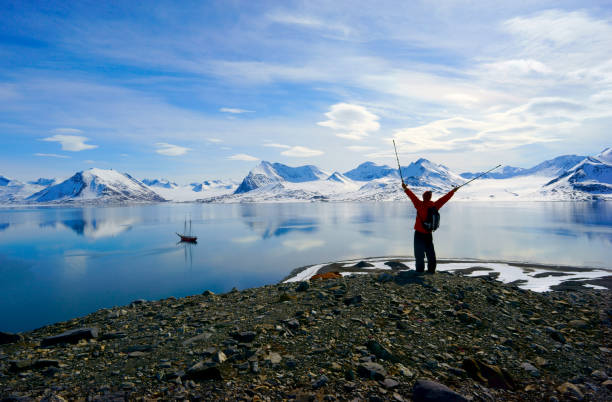 mann wandert in spitzbergen bergszene der spitzbergen im isfjord - insel spitzbergen stock-fotos und bilder
