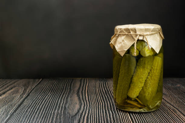 pepinos en escabeche - pickle relish fotografías e imágenes de stock