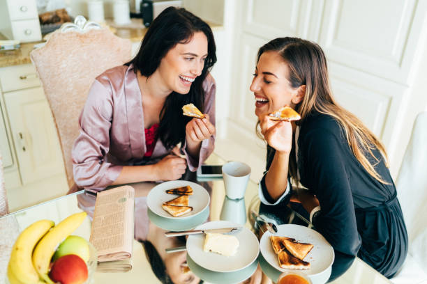 friends on vacation eating breakfast - butter toast bread breakfast imagens e fotografias de stock