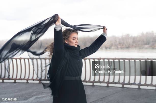 Donna Vestita Di Nero Con Velo Nero Coronavirus E Concetto Di Morte - Fotografie stock e altre immagini di Abbigliamento