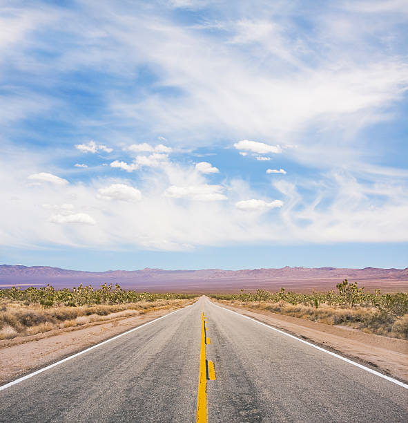 質感のある砂漠道 - desert road road highway california ストックフォトと画像