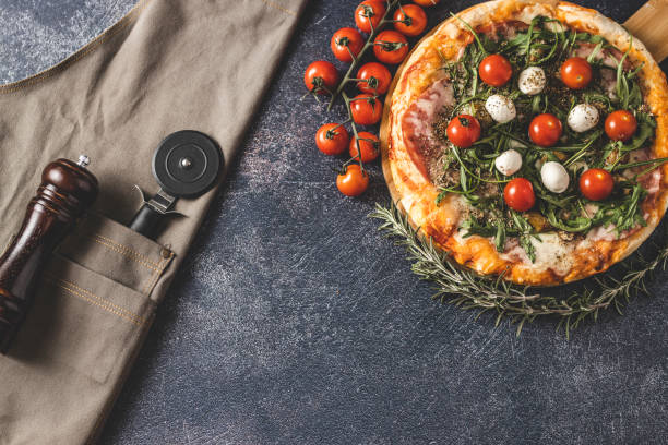 ピザ、エプロン、ピザカッター - tomato sauce domestic kitchen meat cheese ストックフォトと画像