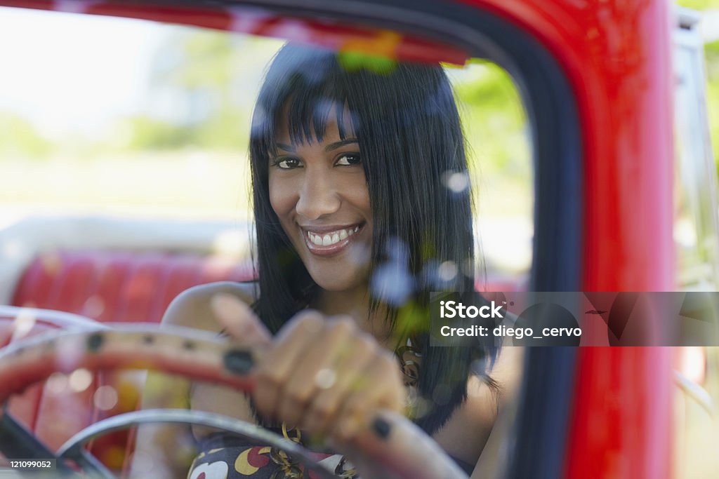 Bellissima donna in cabriolet auto - Foto stock royalty-free di Abbigliamento casual