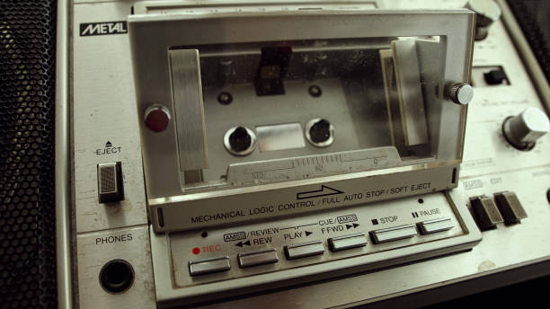 l’ancien lecteur de cassettes insère une cassette dans la boîte à boom. concept rétro de lecteur de cassette. - playback photos et images de collection