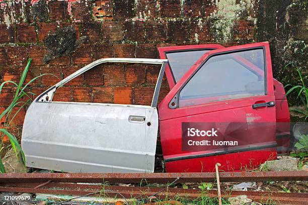 Tres Puertas Coche Viejo Foto de stock y más banco de imágenes de Agujero - Agujero, Aire libre, Apoyarse