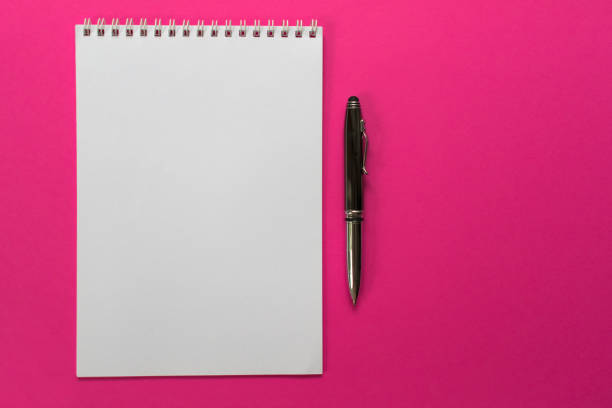 vista superior do caderno escolar em espiral e coleção de canetas em fundo rosa para layout. - paper sheet - fotografias e filmes do acervo