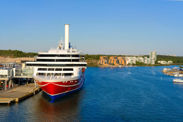 부두에 여객선이 서 있는 아우라요키 강의 항구. 투르쿠, 핀란드. - cruise ship river ship passenger ship 뉴스 사진 이미지