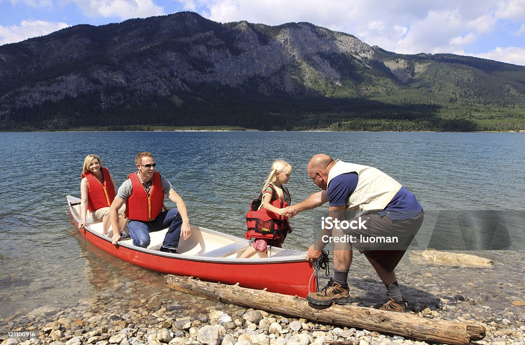 Famiglia Arrivando da una gita in barca - Foto stock royalty-free di Famiglia multigenerazionale