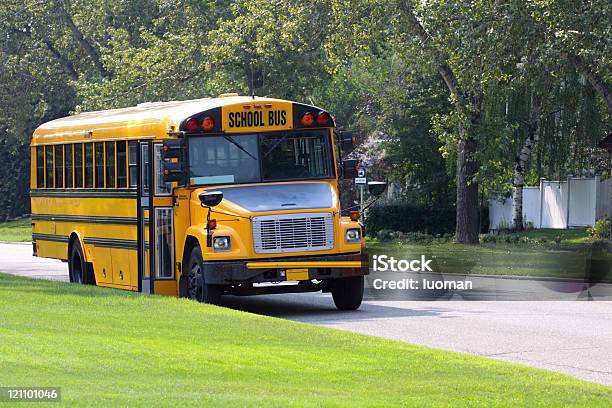 Scuolabus - Fotografie stock e altre immagini di Scuolabus - Scuolabus, Quartiere residenziale, Aspettare