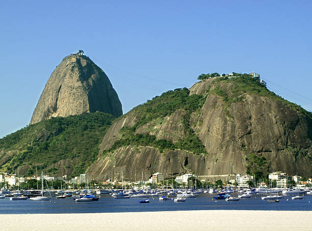 シュガーローフのリオデジャネイロ - rio de janeiro guanabara bay residential structure urca ストックフォトと画像