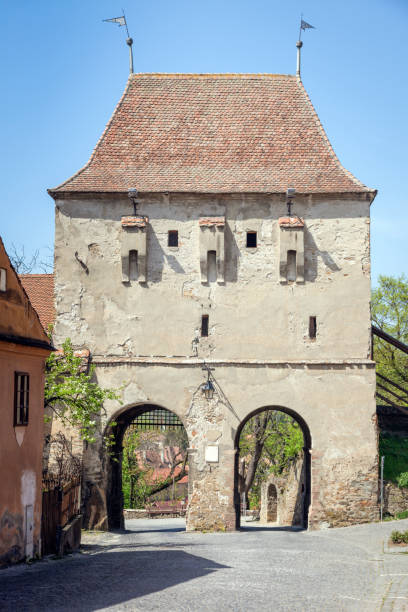 taylor gate tower in sighisoara - sighisoara romania sunlight day imagens e fotografias de stock