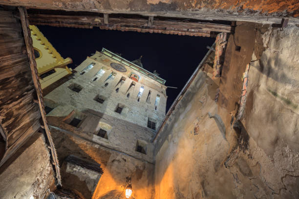 the clock tower in sighisoara - sighisoara romania sunlight day imagens e fotografias de stock