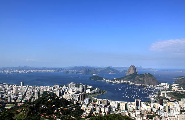 シュガーローフとグアナバラ湾 - rio de janeiro guanabara bay residential structure urca ストックフォトと画像