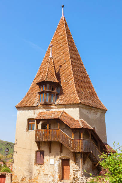 the shoemaker tower in sighisoara - sighisoara romania sunlight day imagens e fotografias de stock