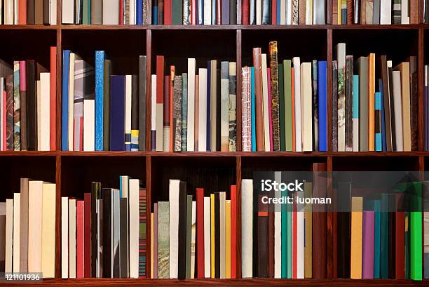 Новых Книг На Полках — стоковые фотографии и другие картинки Книга - Книга, Без людей, Библиотека