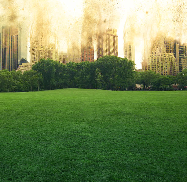 esplosione nucleare nel centro di new york.esplosione luminosa dietro i grattacieli, distruggendo edifici. prato verde sullo sfondo di edifici crollati dall'esplosione. guerra nucleare. terza guerra mondiale - central america flash foto e immagini stock