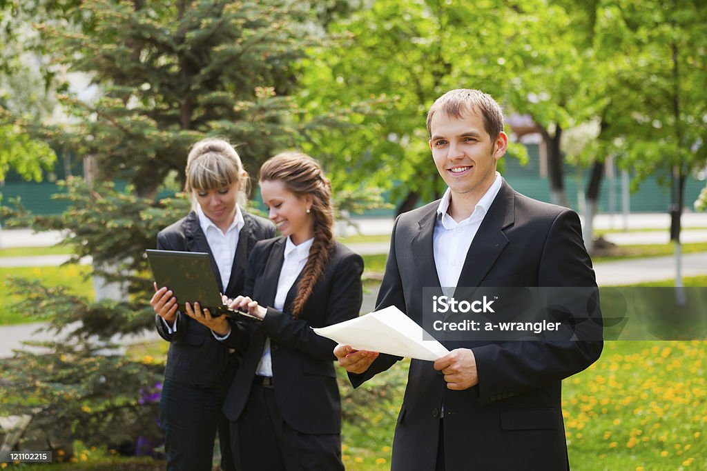Jeunes gens d'affaires dans un parc de la ville - Photo de Adulte libre de droits