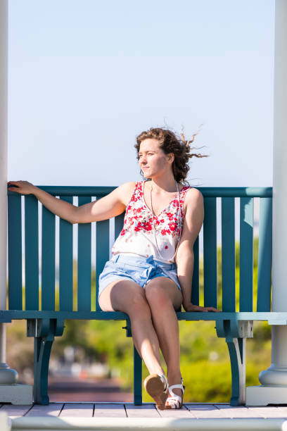 arquitectura del pabellón junto al golfo del océano méxico con una joven cita en la vista de florida durante el día soleado sentado en el banco - 13427 fotografías e imágenes de stock