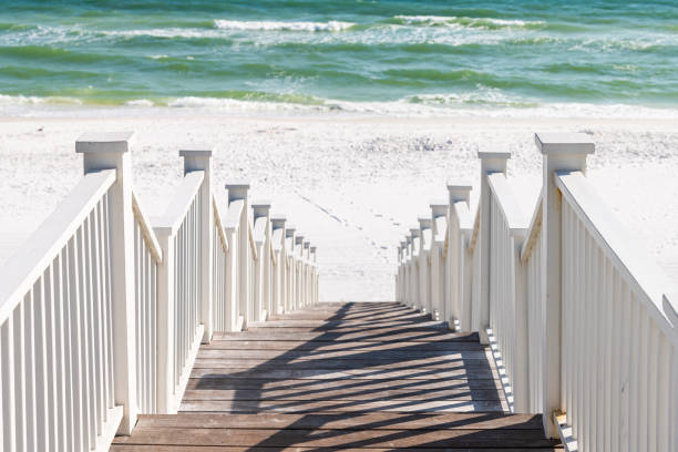 seaside, florida barandilla pabellón de madera pasarela escalones arquitectura por la vista de fondo del océano de la playa hacia abajo durante el día soleado - 13417 fotografías e imágenes de stock