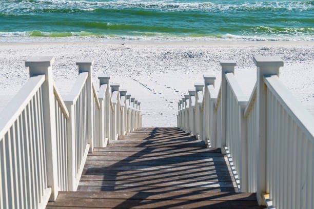 海辺、フロリダ手すり木製の階段の歩道の階段は、晴れた日の間にビーチオーシャンの背景の景色で建築の景色を見下ろす - 13422 ストックフォトと画像