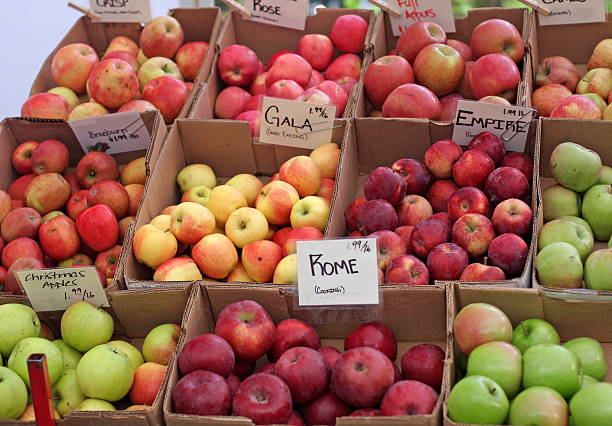 mercado de produtos agrícolas às maçãs - maçã braeburn imagens e fotografias de stock