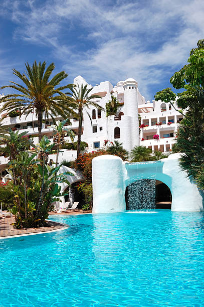 piscina com cascata e o edifício do hotel de luxo - playa de las américas imagens e fotografias de stock