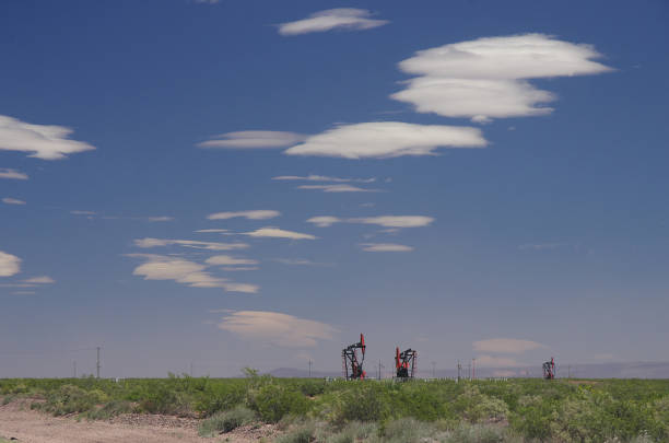campo petrolero en la patagonia argentina - neuquén fotografías e imágenes de stock