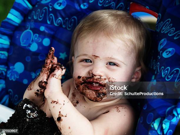 Bambino Prima Torta Di Compleanno - Fotografie stock e altre immagini di 12-23 mesi - 12-23 mesi, Allegro, Antigienico