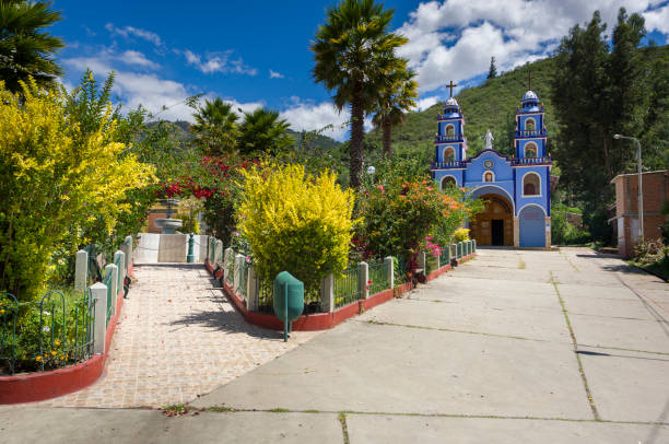 igreja nas terras altas peruanas - mountain peru cordillera blanca mountain range - fotografias e filmes do acervo