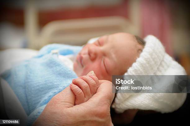 신생아 쥠 할머니 손 아기에 대한 스톡 사진 및 기타 이미지 - 아기, 움켜쥠, 2명