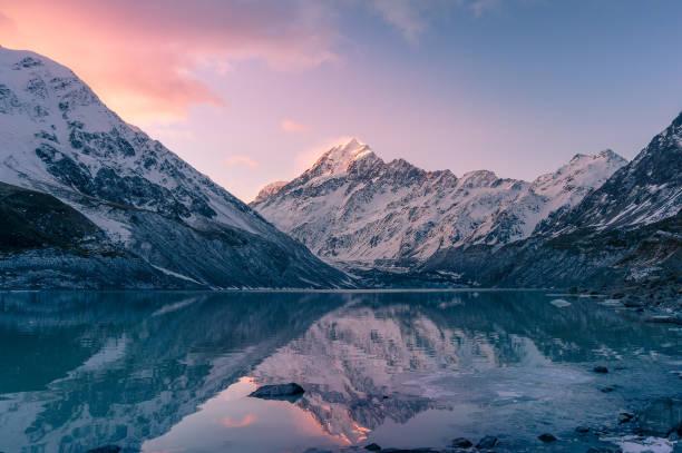 beau paysage de montagne d’hiver avec la neige et le lac de glacier - mt cook national park photos et images de collection