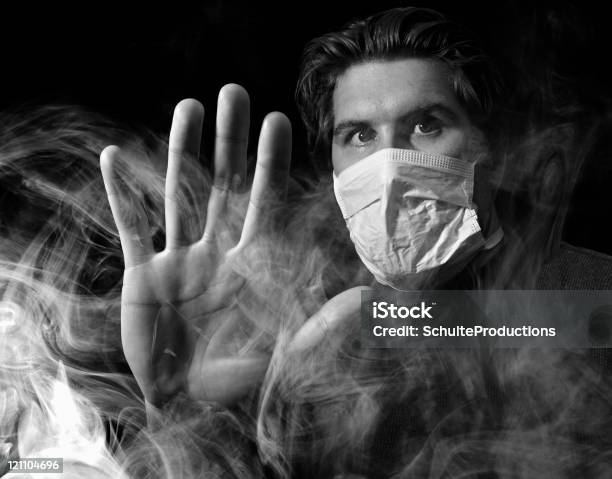 Foggy Smokey Masked Człowiek - zdjęcia stockowe i więcej obrazów Chemia - Nauka - Chemia - Nauka, Choroba, Ciemny