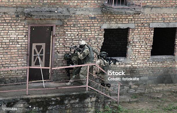 Photo libre de droit de Forces Spéciales Soldats En Action banque d'images et plus d'images libres de droit de Activité - Activité, Anti-terrorisme, Arme à feu